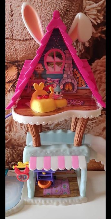 Zimowa chatka enchantimals z lalką i zwierzątkiem