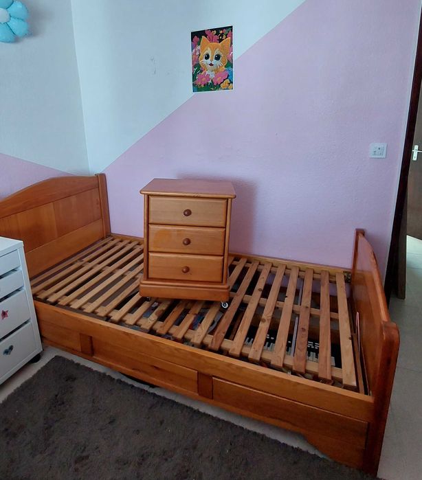Cama de madeira com gavetões e mesa de cabeceira