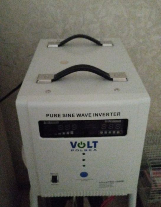 Гібридний ДБЖ/інвертор Volt Polska SINUS PRO 1500E 12V/230V