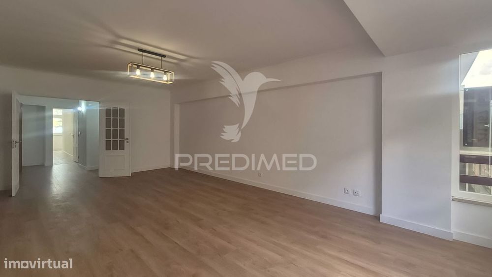 Apartamento T3 totalmente remodelado, situado na prestigiada Estrad...