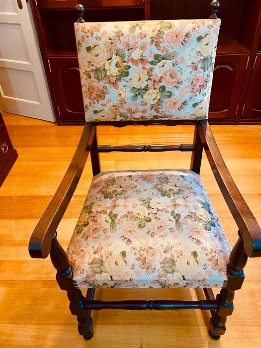 Cadeirão madeira e tecido floral