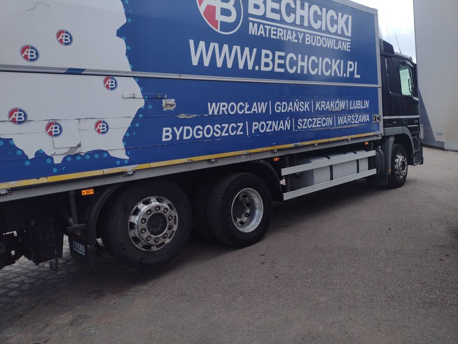 Usługi transportowe ciężarówką.