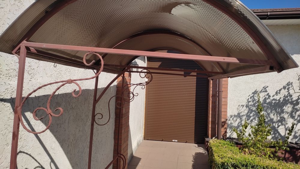 Парковка под навесом , велосипедов , самокатов  .