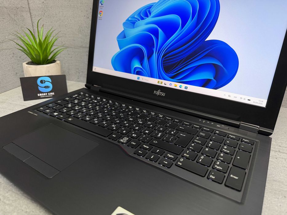 Стильний ноутбук Fujitsu U7510/i5-10310u/15.6"/256gb ssd/4G