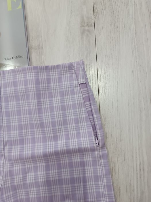 Piękne, eleganckie spodenki damskie w fioletowo-białą kratkę - roz. M