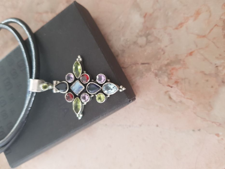 Colar com cruz de prata e pedras semi preciosas.