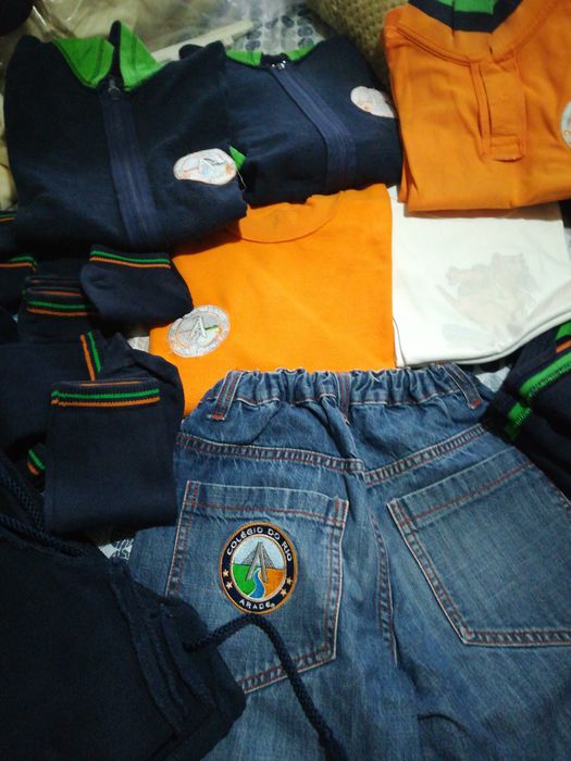 DESOCUPAR Grande lote de fardas colégio do Rio