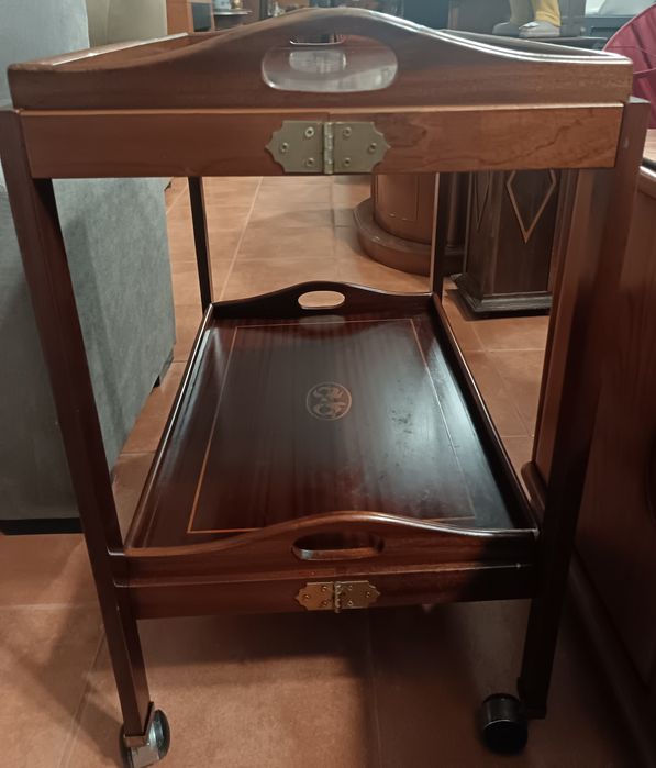 Mesa apoio dobrável com tabuleiros