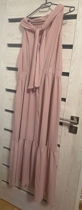 Maxi Dress – Pudrowy Róż z Eleganckim Wiązaniem