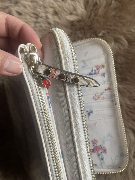 Cobertura agenda com fecho e bolsa extra exterior da Parfois, nova