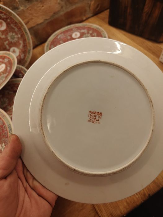 Komplet 12 talerzy dekoracyjnych – porcelana chińska, czerwony wzór