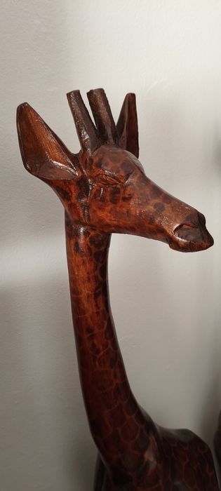 3 Esculturas em madeira maciça Africana,talhadas à mão.
Detalhes artesanais visíveis em todas as peças