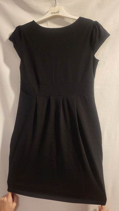 Sukienka czarna do kolan