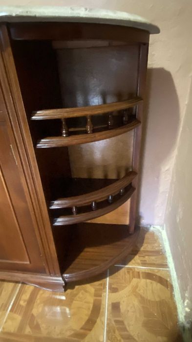 Conjunto de móveis em mogno, usados mas em bom estado geral: