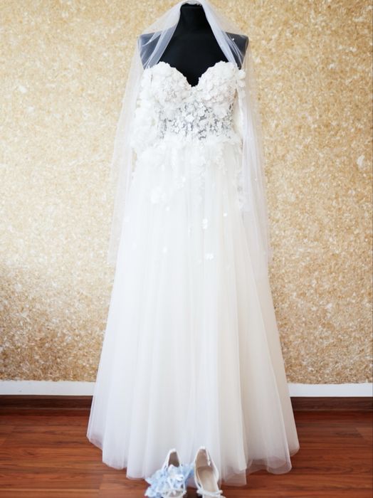 Suknia ślubna z kwiatami 3D