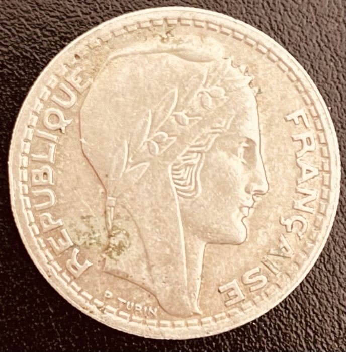 Um exemplar raro de modeda de 10 francos franceses (1947)