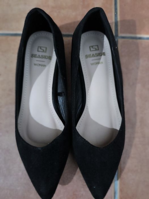 Sapatos pretos de camurça