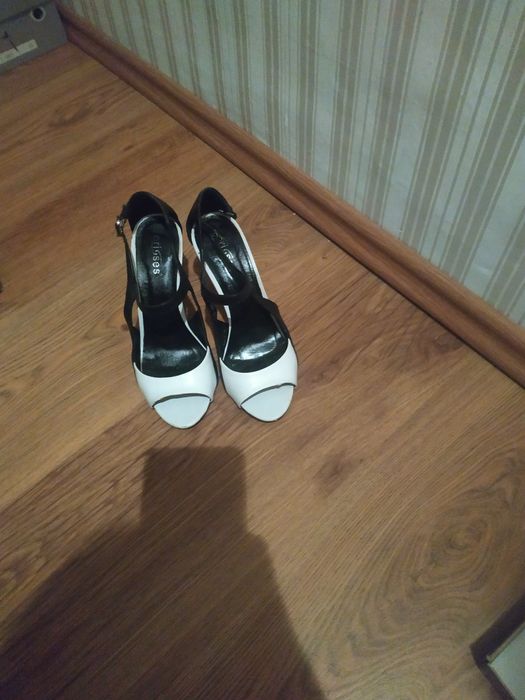 Кожаные босоножки