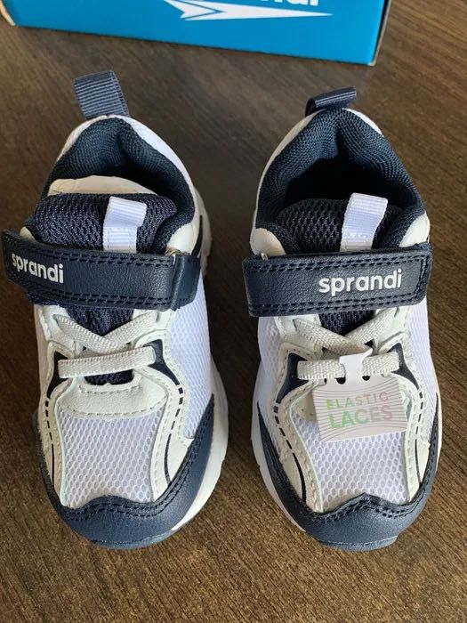 Nowe dziecięce buty sportowe