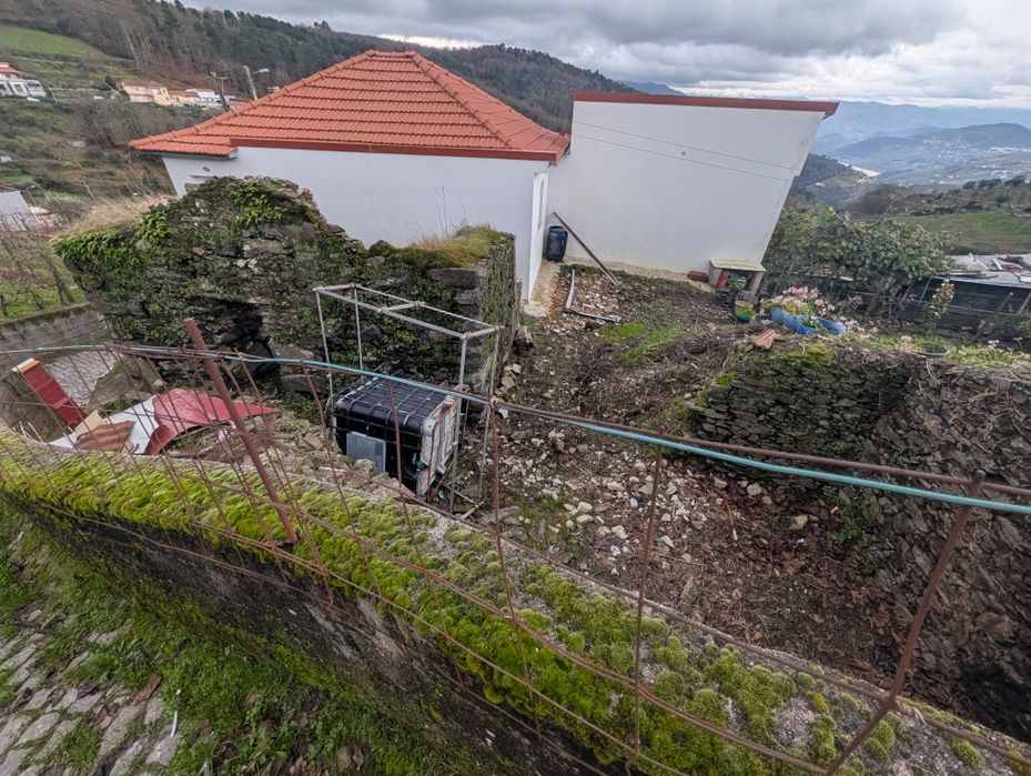 Terreno com ruína