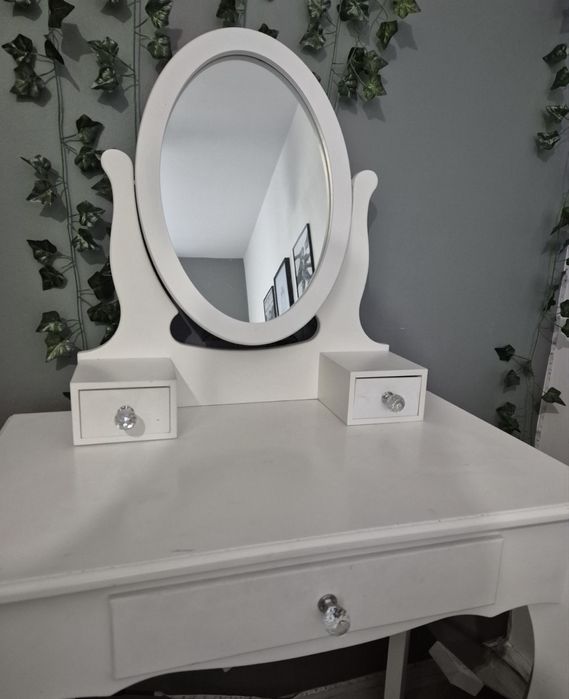 Biała elegancka i nowoczesna toaletka kosmetyczna