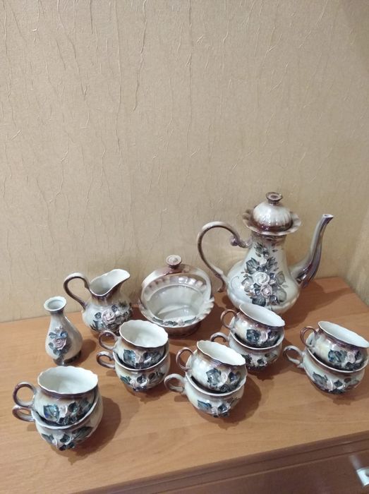 Сервиз, стаканы.