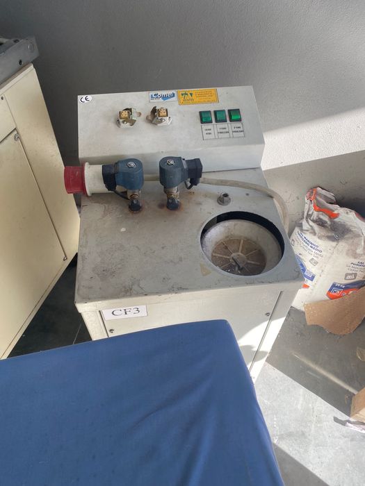 Mesa de passar a ferro com aspiração e caldeira