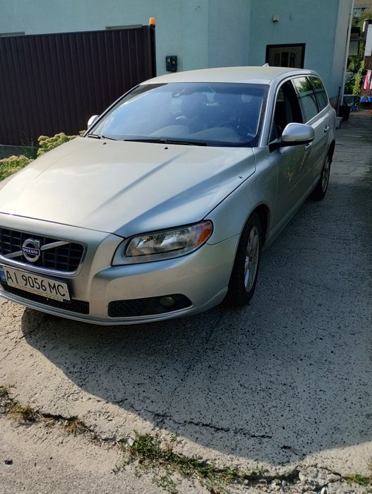Volvo v 70.бенз . 191 т.км.2 литра . Цвет серый. Салон кожа черный.
