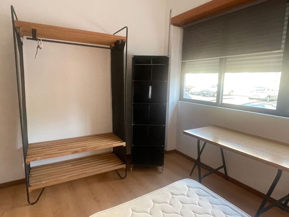 Quarto com instalação sanitária privativa