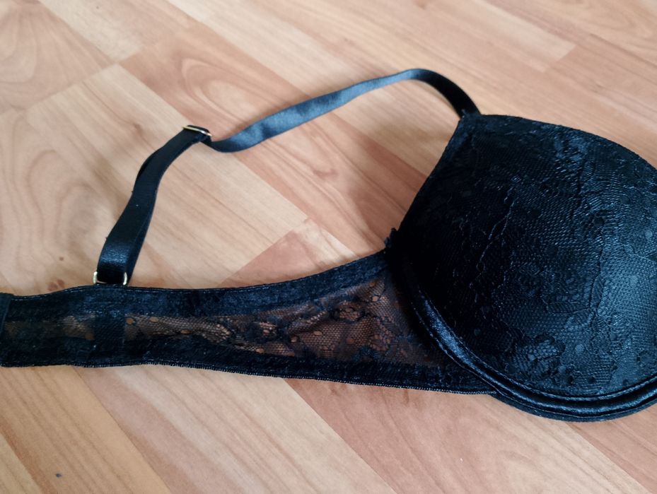 Biustonosz stanik koronkowy czarny
push up, fiszbiny, wycięta metka