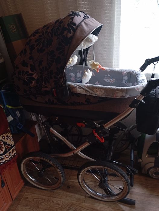 Дитяча коляска під ретро