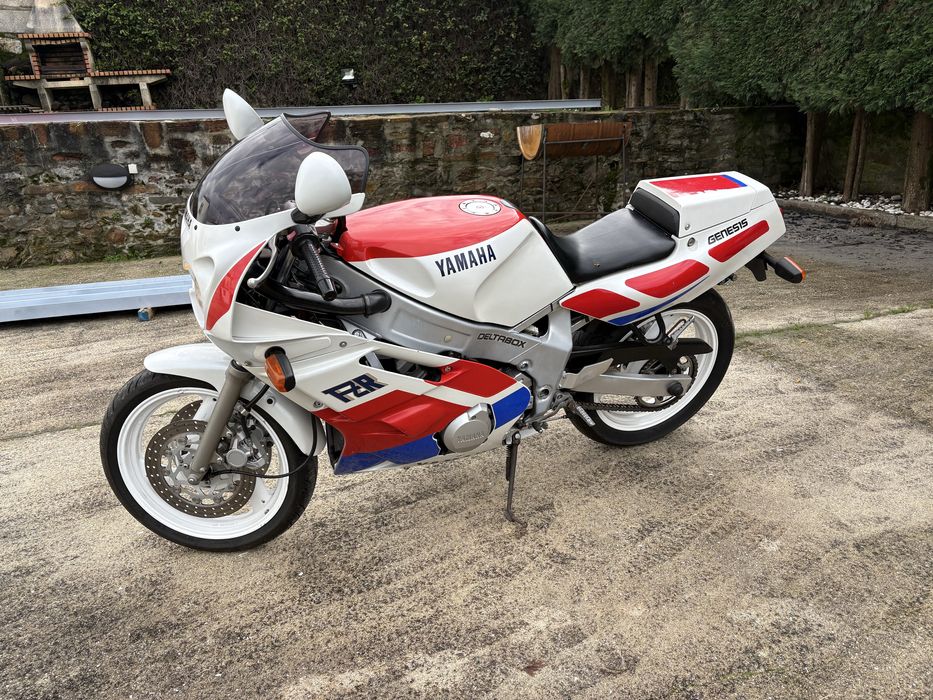 Yamaha FZR 600 azul e branca