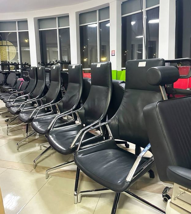 РАСПРОДАЖА большого офисного центра стулья и кресла стільці крісла