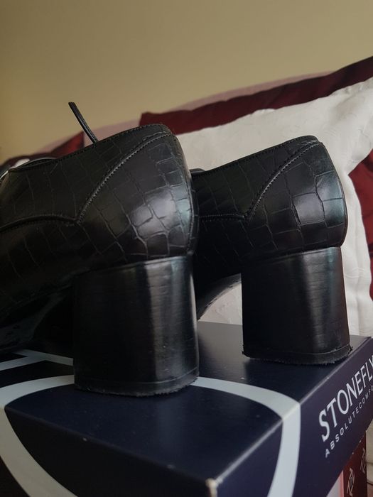 Sapatos pretos com atacadores