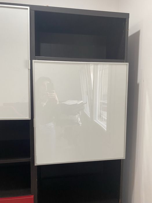 Armário/estante preto, vermelho e branco