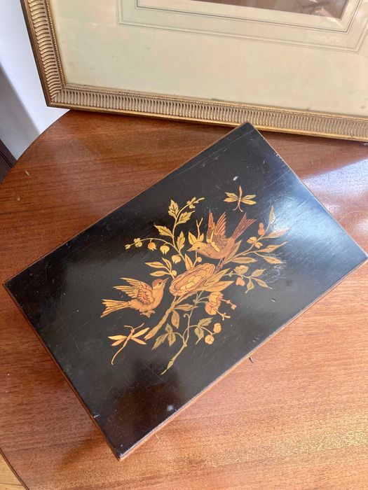 Szwedzkie drewniane pudełko na biżuterię lub drobiazgi z 1880 r.