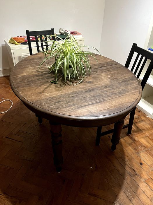 Mesa redonda de madeira maciça (120 × 99 × 76 cm)