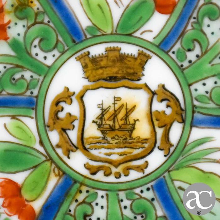 Pequeno Prato hexagonal porcelana Vista Alegre, com brasão