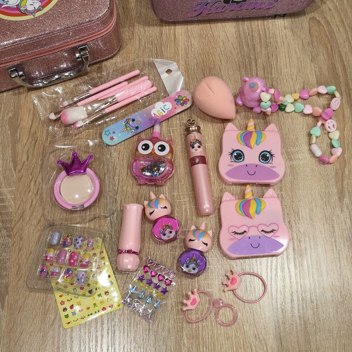 Набір дитячої косметики в чемодані для дівчаток