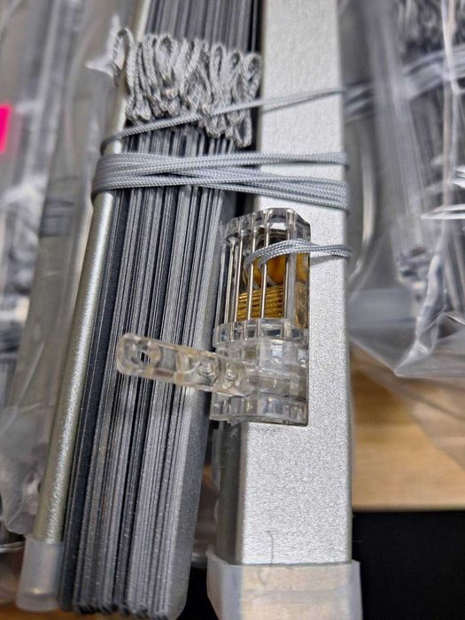 Жалюзи на окна (цвет серебро) и роллеты