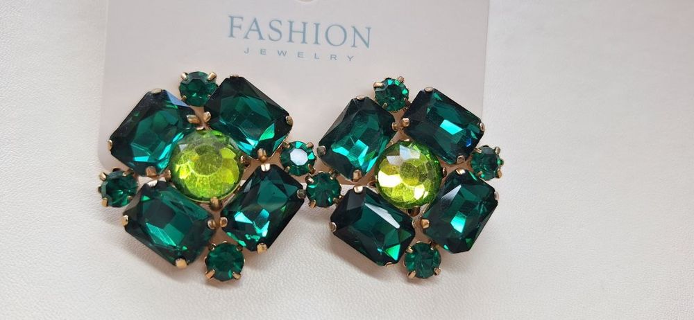 Сережки у вигляді квітів. Кольорові сережки-квіти. Весільні аксесуари