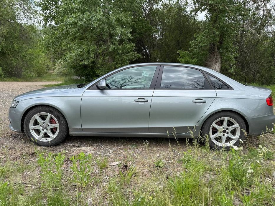 Ауді а4 б8  гарному стані