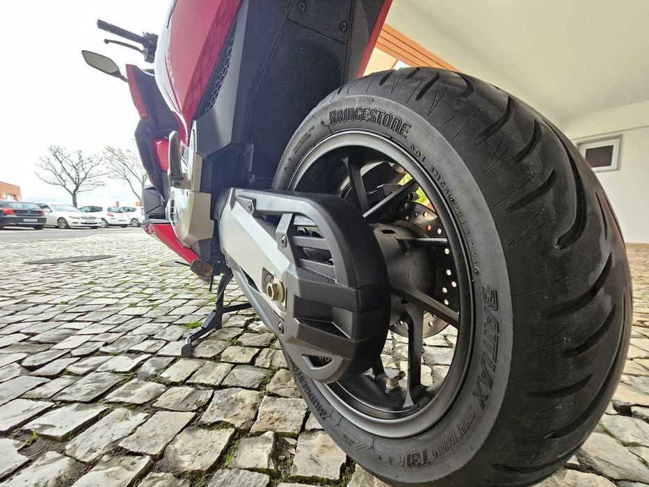 Honda Forza 750 de 2021 com 19.900 kms e revisões na marca