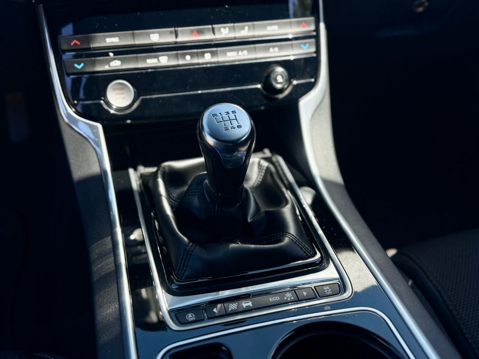 Jaguar XE R-Sport 2.0D | 2018 | Possibilidade de financiamento