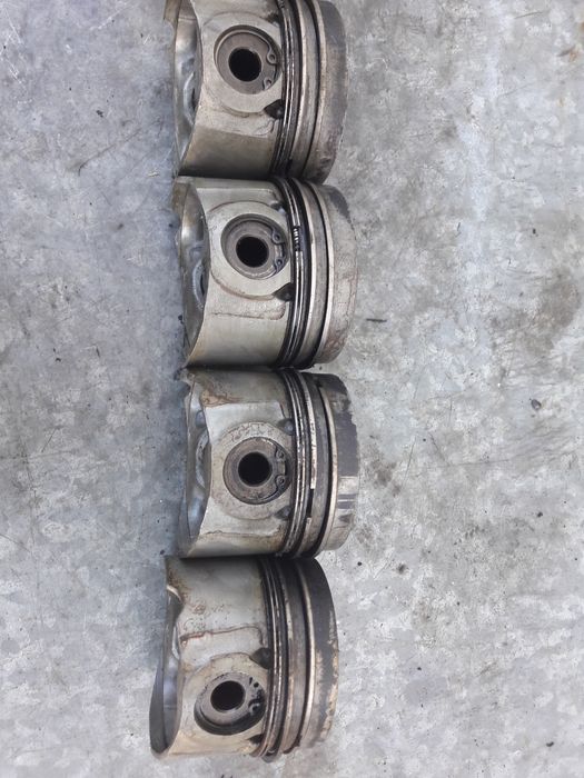 Поршня б/у. Рено Трафик 1.9 турбо дизель. 98-99 год.