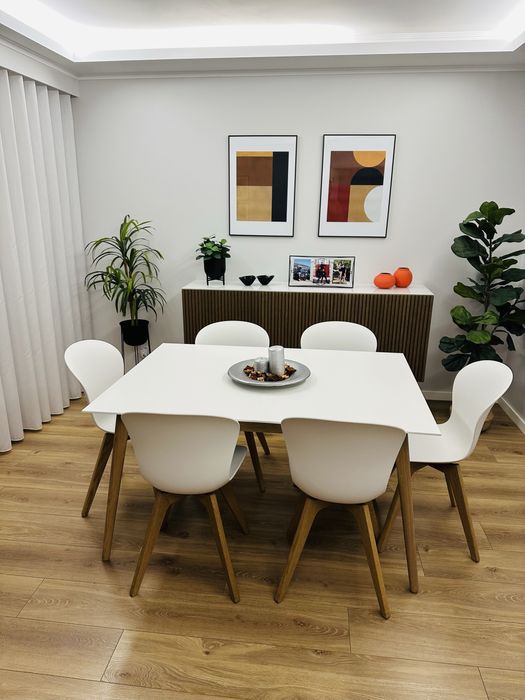 Conjunto de jantar Boconcept Milano e cadeiras Adelaide