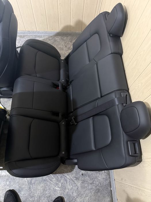 Tesla model Y 22 рік салон ідеал сидіння крісло сідушки
