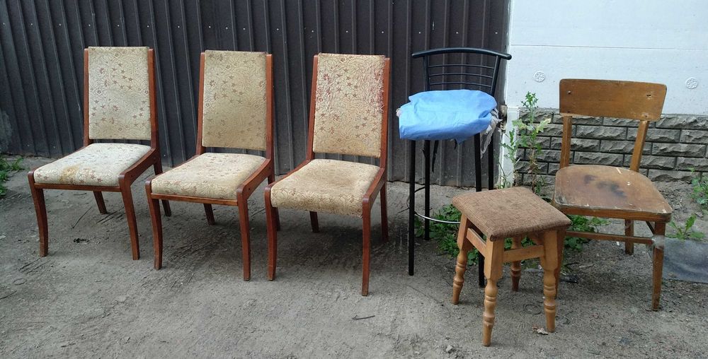 Стулья, винтажный письменный стол 50-60 годов и кухонный стол