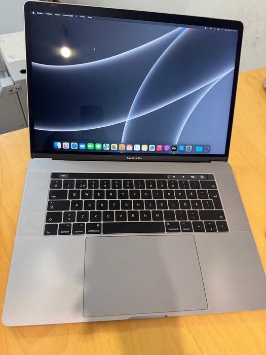 MacBook Pro 2017 15"64738736951939121