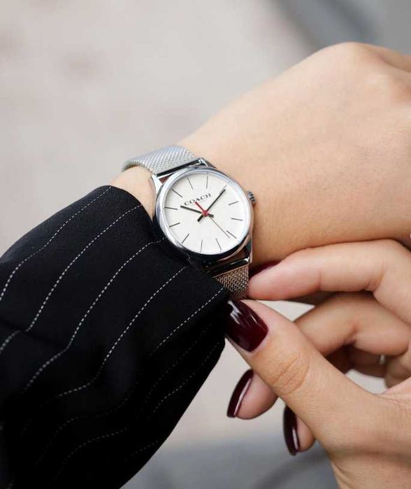 В наявності годинник Coach
